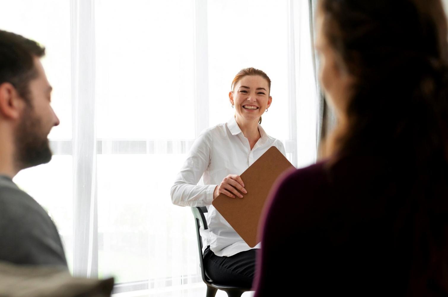 Participant travaillant sur son plan budgétaire personnalisé lors d'un atelier pratique