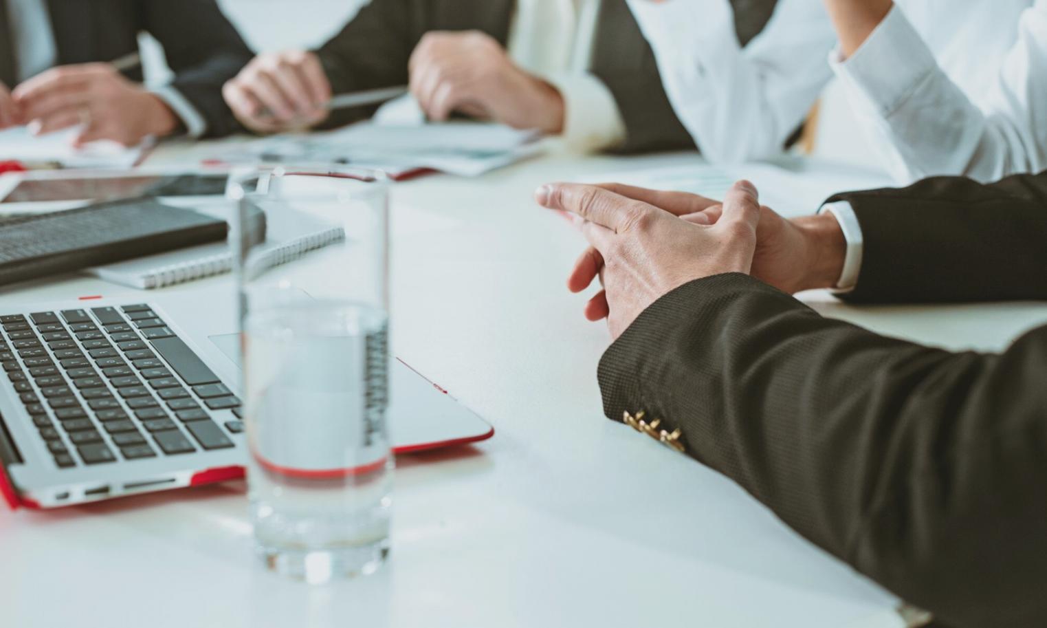 Équipe travaillant sur des solutions budgétaires